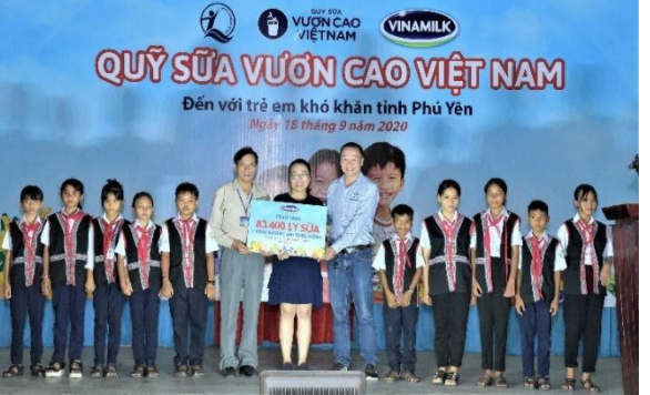 Vinamilk[-]mang[-]niềm[-]vui[-]uống[-]sữa[-]đến[-]với[-]trẻ[-]em[-]Phú[-]Yên[-]nhân[-]dịp[-]trung[-]thu